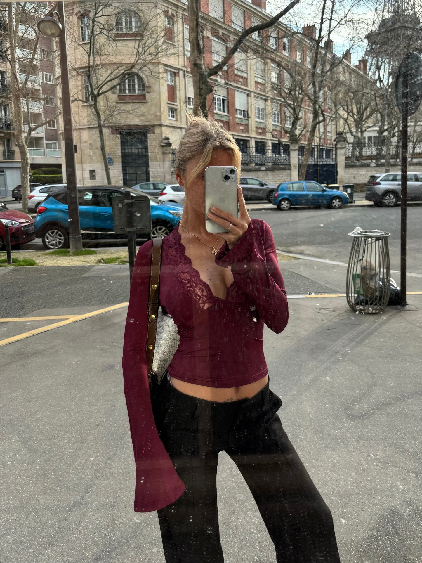 Helen | Women's Spitzen Top with Tiefem V-Neck and Langarm